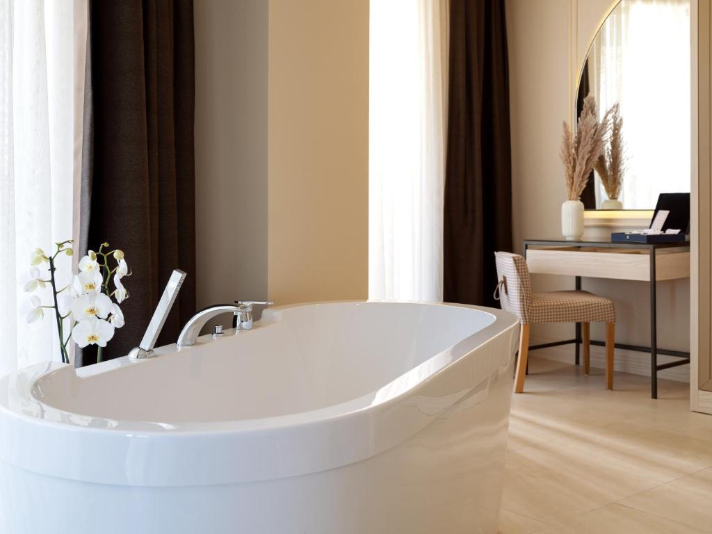 Moderns vannas numurs ar elegantu vannošanu un darba vietu LIU Resorts.