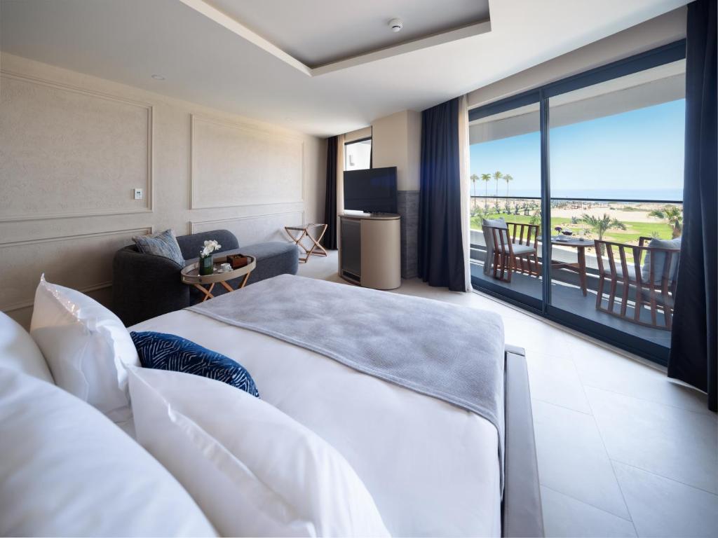 Moderns numurs viesnīcā LIU Resorts ar skatu uz piekrasti