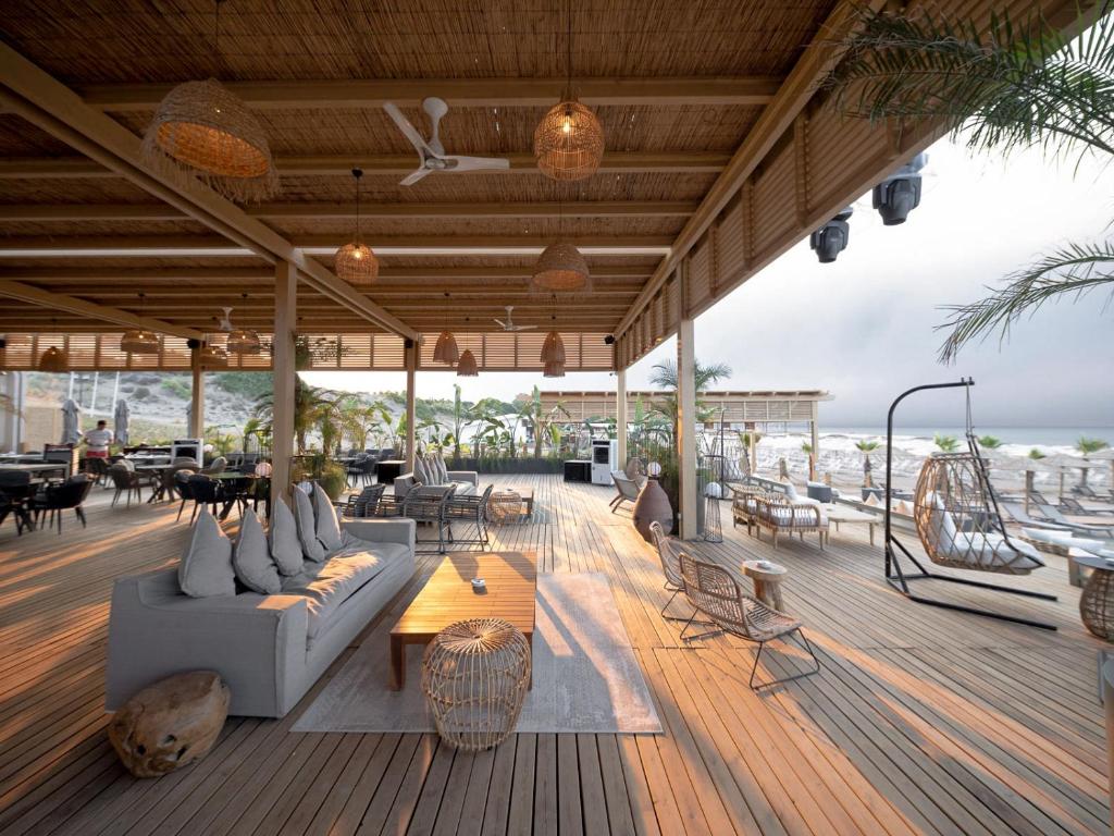 Mūsdienīgs terases restorāns pie LIU Resorts ar skatu uz jūru.