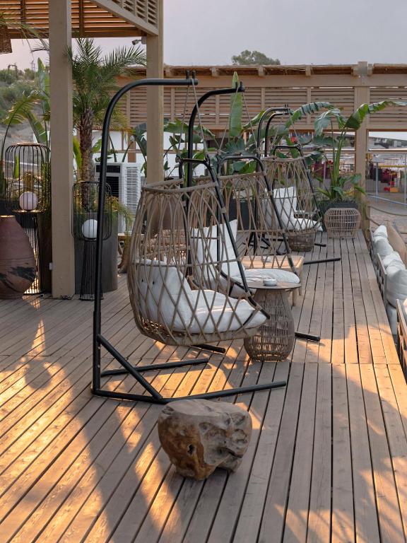 Atpūtas zona ar šūpuļkrēsliem un dārza elementiem LIU Resorts