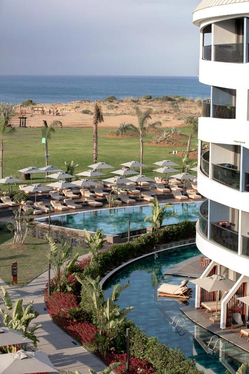 Ainava ar baseinu un jūru pie LIU Resorts