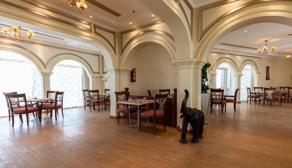 Restorāns Sunrise Remal Resort ar elegantiem arkiem un mājīgu atmosfēru.