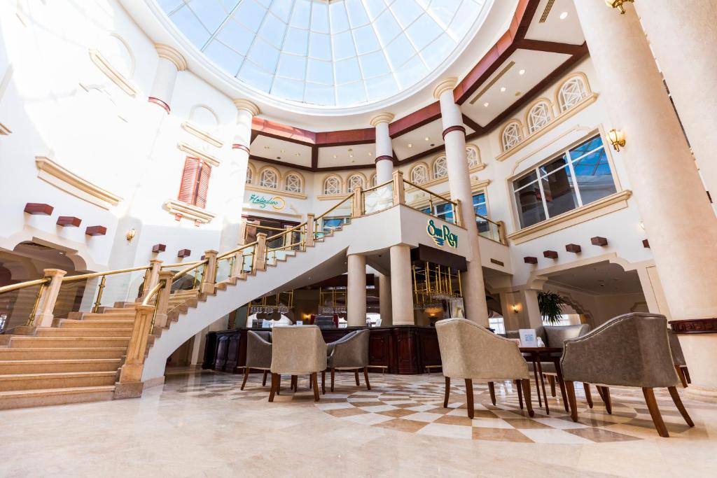 Elegantais interjers viesnīcā Sunrise Remal Resort ar plašu kāpņu telpu un stikla kupolu.