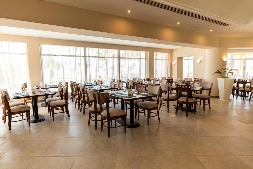 Restorāns Sunrise Remal Resort ar plašu galdu izvietojumu un dabīgu apgaismojumu.