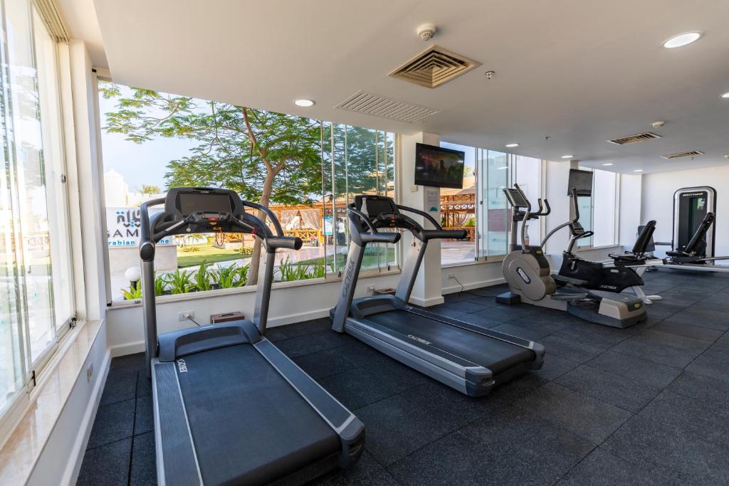 Fitness centrs Sunrise Remal Resort ar modernām ierīcēm un dabīgu apgaismojumu.