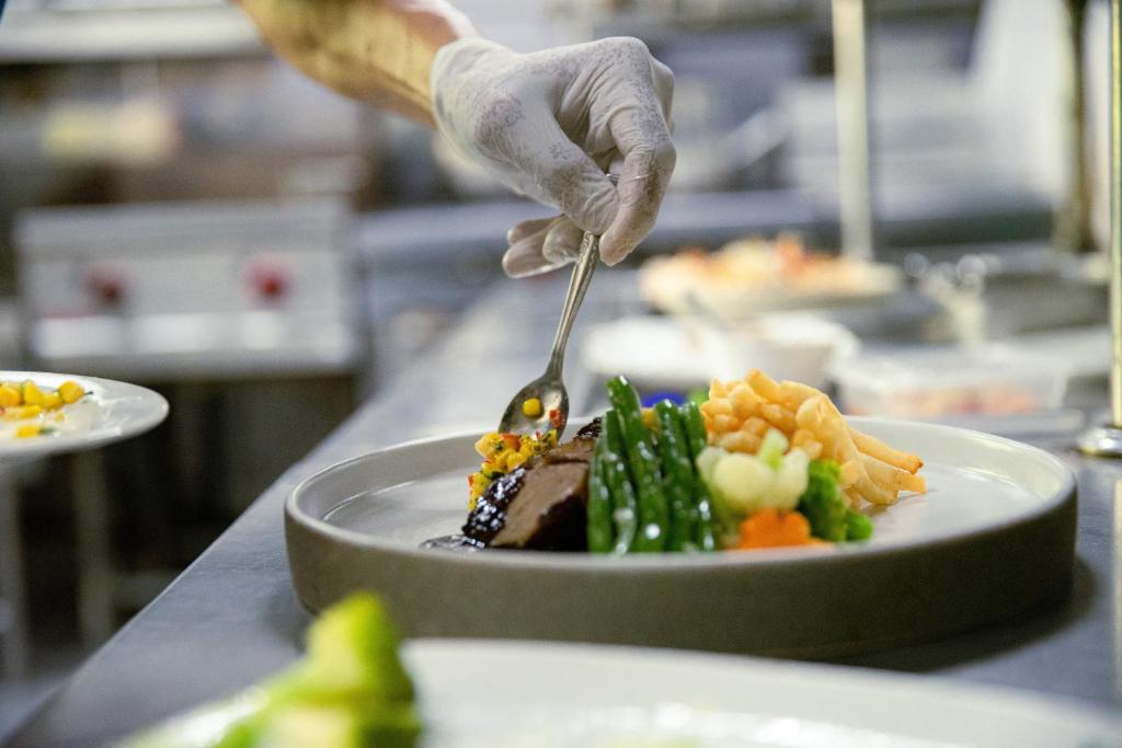 Šefpavārs pasniedz gourmet ēdienu Prime Plaza Hotel Sanur restorānā.