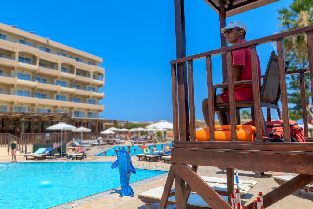 Viesnīcas Sun Beach Resort glābējs uz torņa pie baseina.