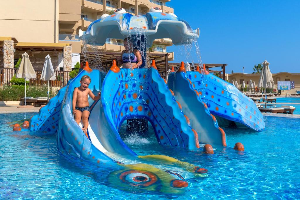 Bērni slidināsies ūdens atrakcijās Sun Beach Resort