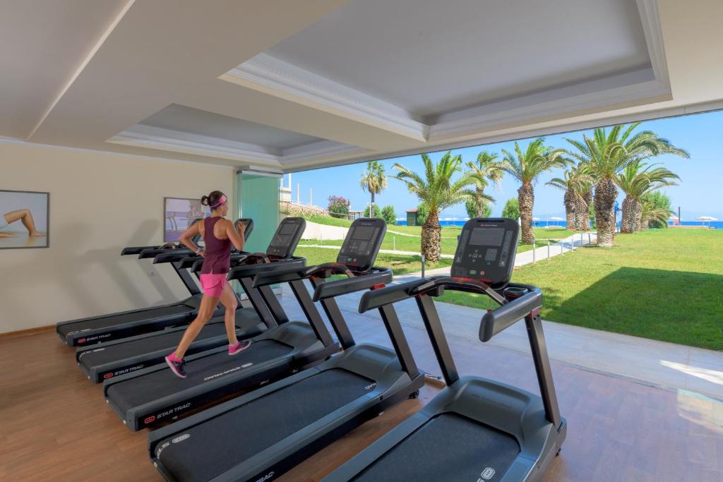 Mūsdienīgs sporta zāles skats pie Sun Beach Resort ar skatu uz piekrasti.