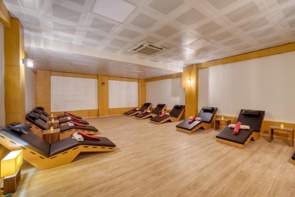 Spa relaksācijas zona ar guļamkrēslu rindām Sealife Kemer Resort Hotel