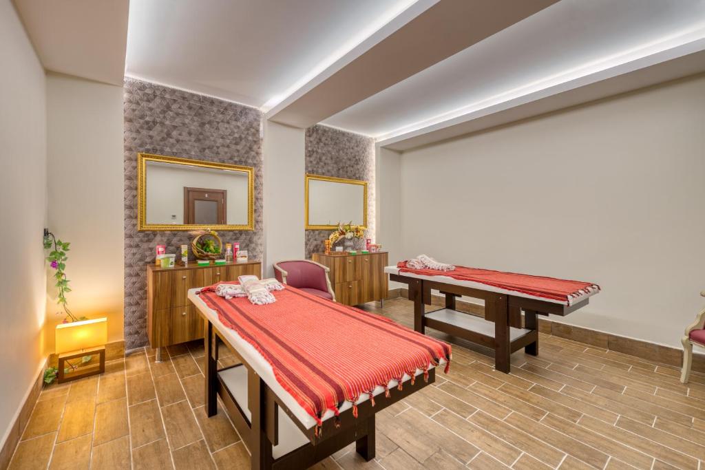 Masāžas telpa Sealife Kemer Resort Hotel ar divām masāžas gultām.