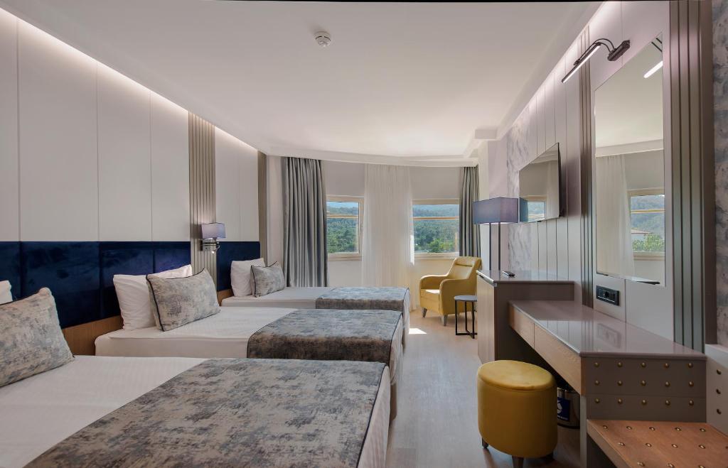 Moderns numurs ar divām gultām un skatu uz dabu, Sealife Kemer Resort Hotel