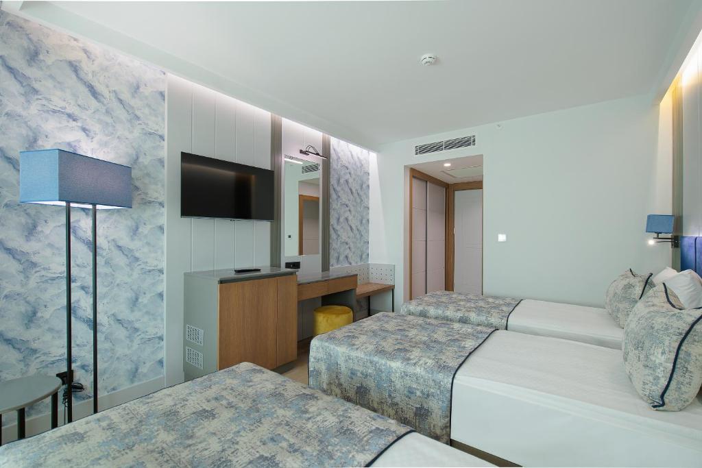 Moderns numurs ar divām gultām un televizoru Sealife Kemer Resort Hotel
