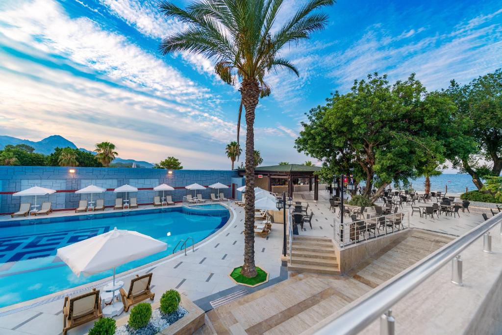 Baseins un sauļošanās zona pie Sealife Kemer Resort Hotel