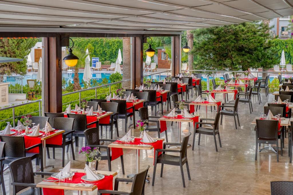 Restorāns ar terasi pie Sealife Kemer Resort Hotel, skats uz baseinu.