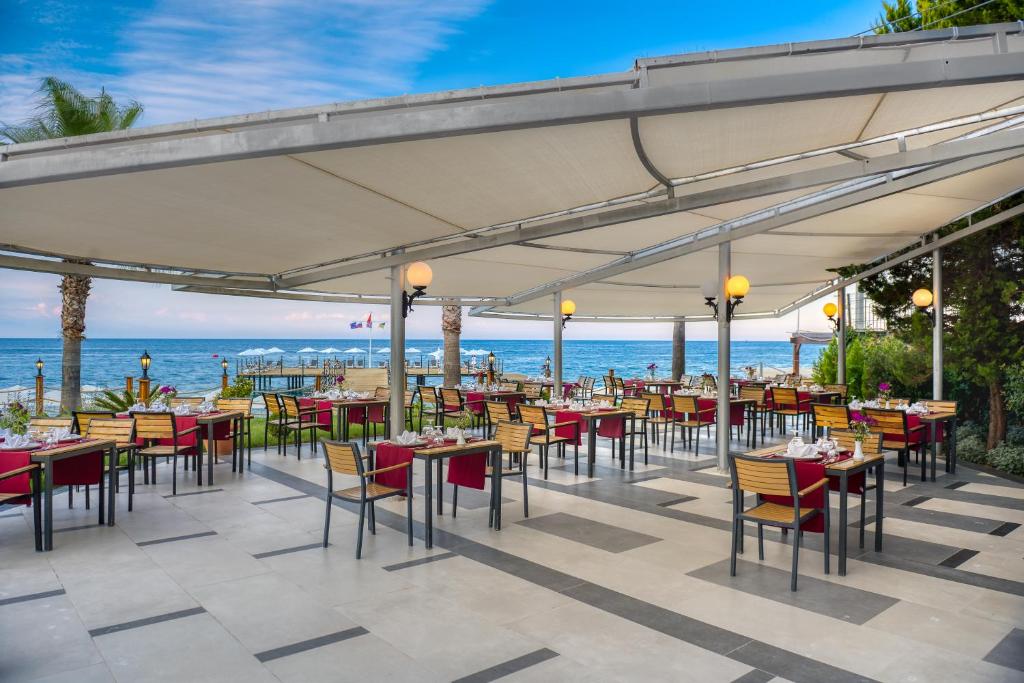 Āra restorāns piekrastē pie Sealife Kemer Resort Hotel, ar skatu uz jūru