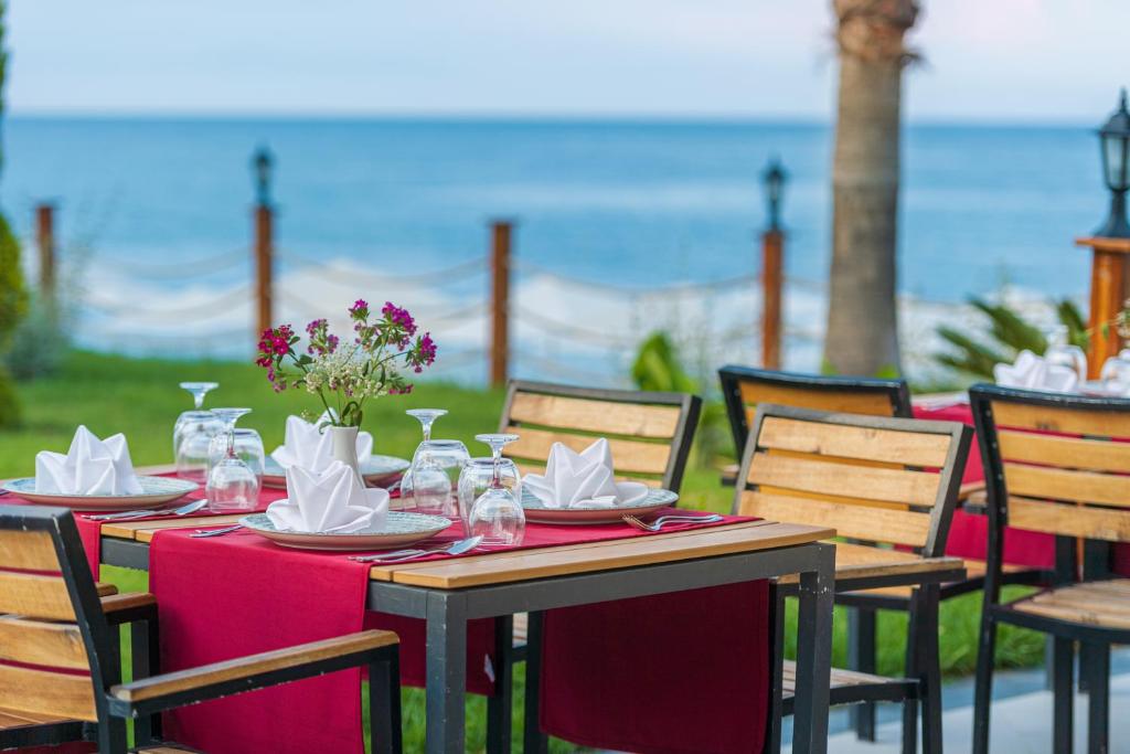 Romantiska pusdienu galdiņi piekrastē Sealife Kemer Resort Hotel