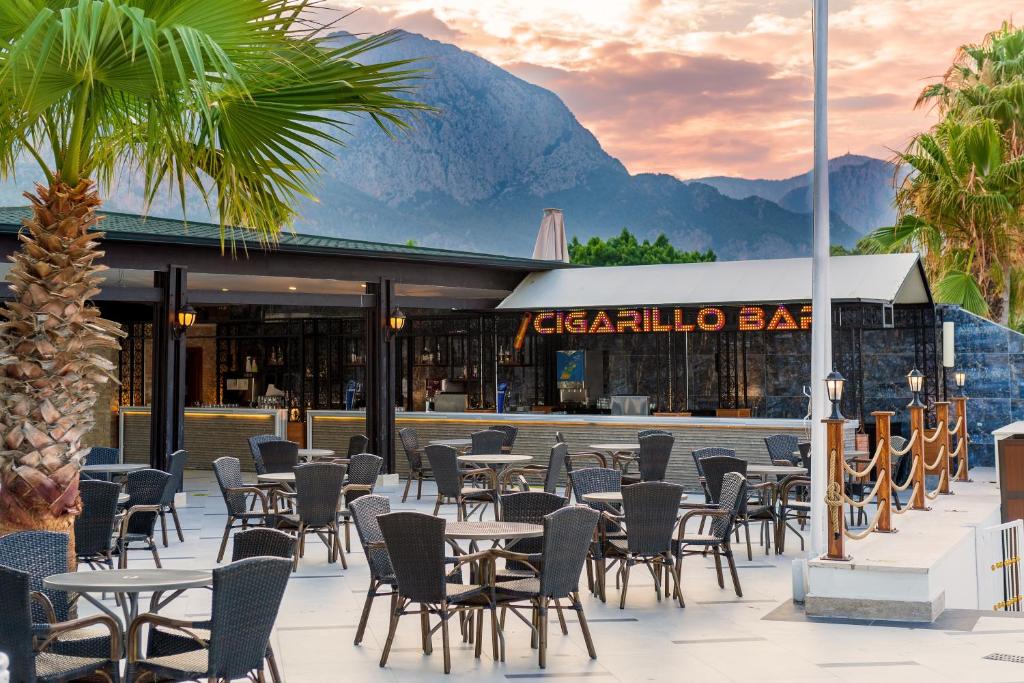 Cigarillo bārs pie Sealife Kemer Resort Hotel ar kalniem fonā