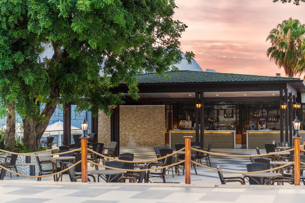 Bārs pie Sealife Kemer Resort Hotel ar āra terasi un zaļo dabu