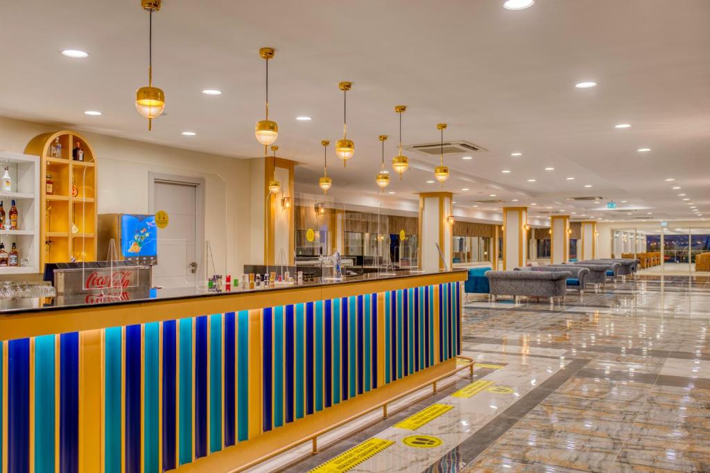 Mūsdienīgs bārs ar spilgtiem akcentiem pie Sealife Kemer Resort Hotel