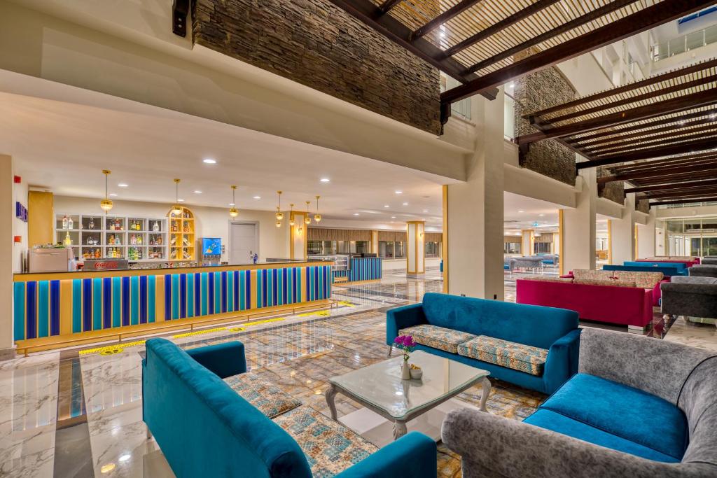 Mūsdienīgs viesnīcas Sealife Kemer Resort Hotel interjers ar komfortablu atpūtas zonu.