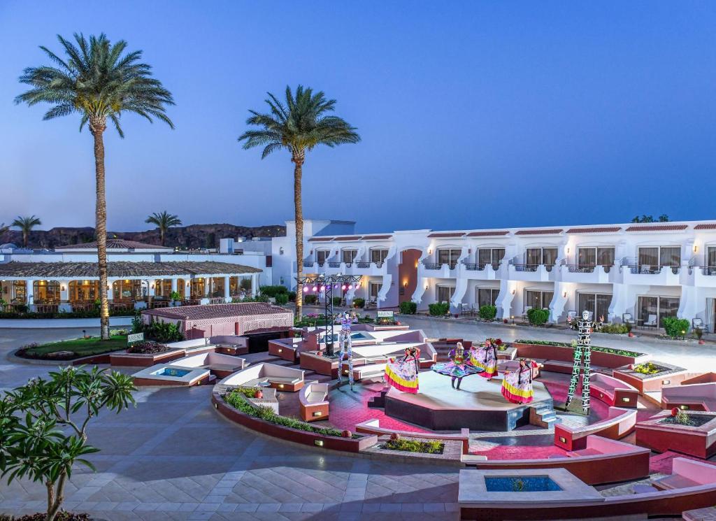 Iberotel Palace viesnīcas iekšējais pagalms ar palmām un izklaidi