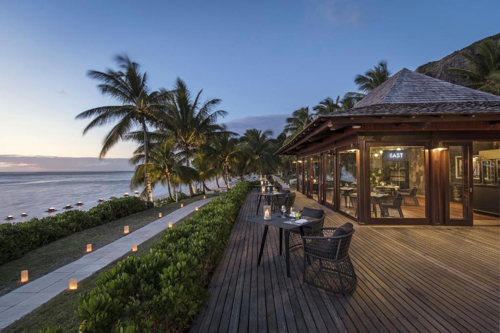 Romantiska skatu uz restorānu EAST pie LUX* Le Morne piekrastē.