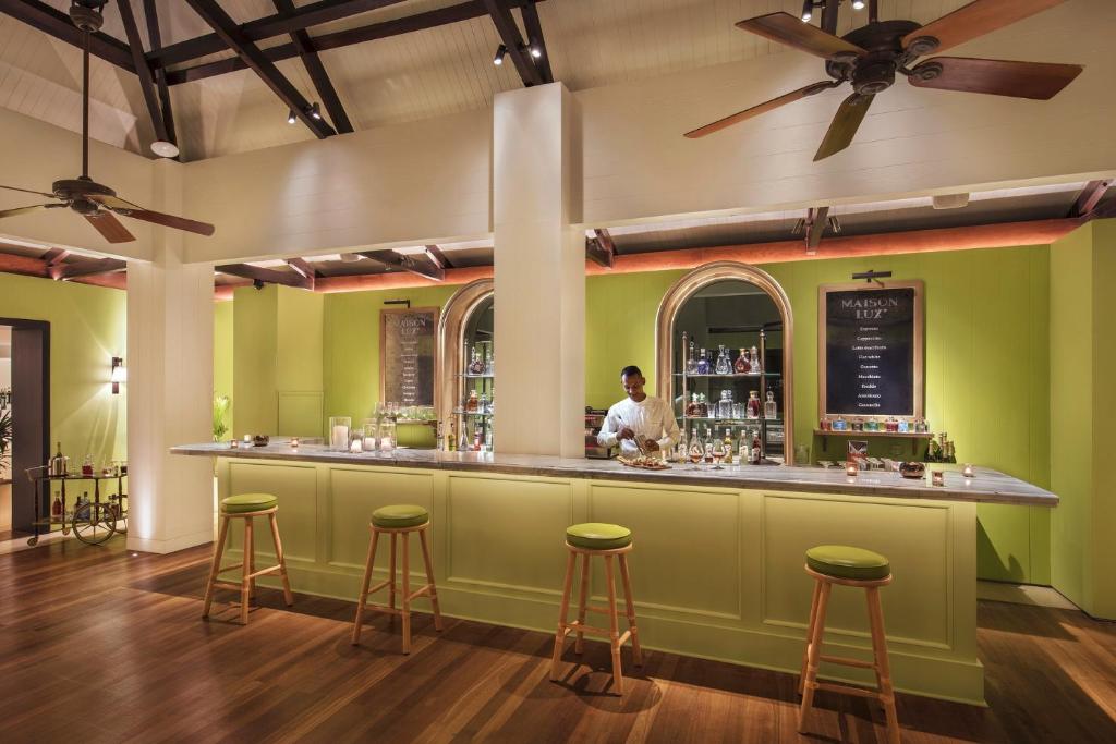 Bārs pie LUX* Le Morne ar dzirkstošiem kokteiļiem un draudzīgu apkalpošanu.