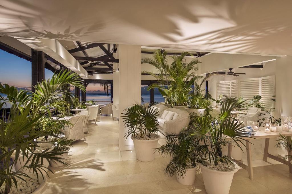 Elegants interjers ar zaļumiem pie LUX* Le Morne viesnīcas