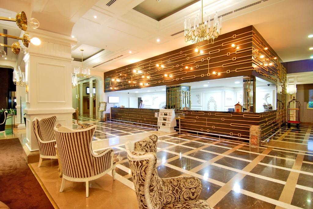 Delphin Diva viesnīcas elegantā recepcija ar mūsdienīgu dizainu