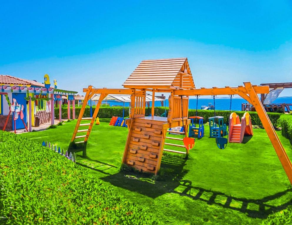 Bērnu rotaļu laukums Charmillion Club Resort piekrastē