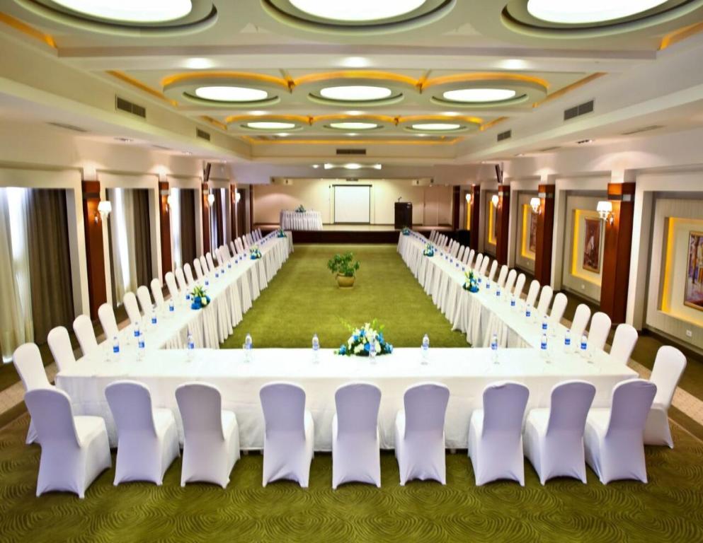 Konferenču telpa Charmillion Club Resort ar galdiem un krēsliem