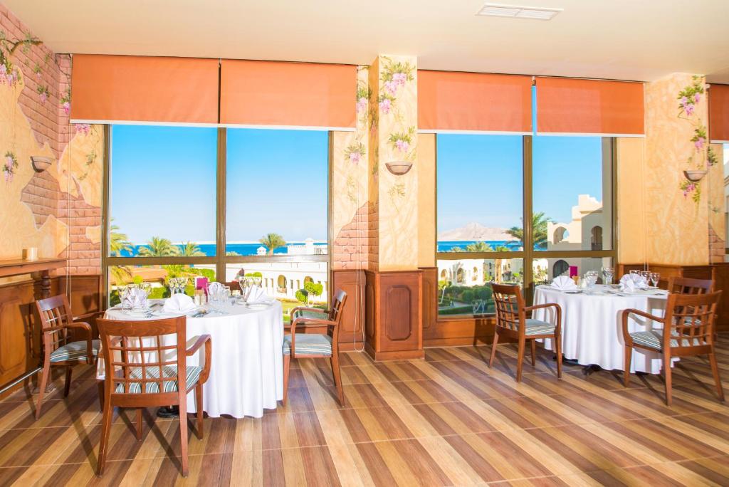 Charmillion Club Resort restorāns ar skatu uz piekrasti