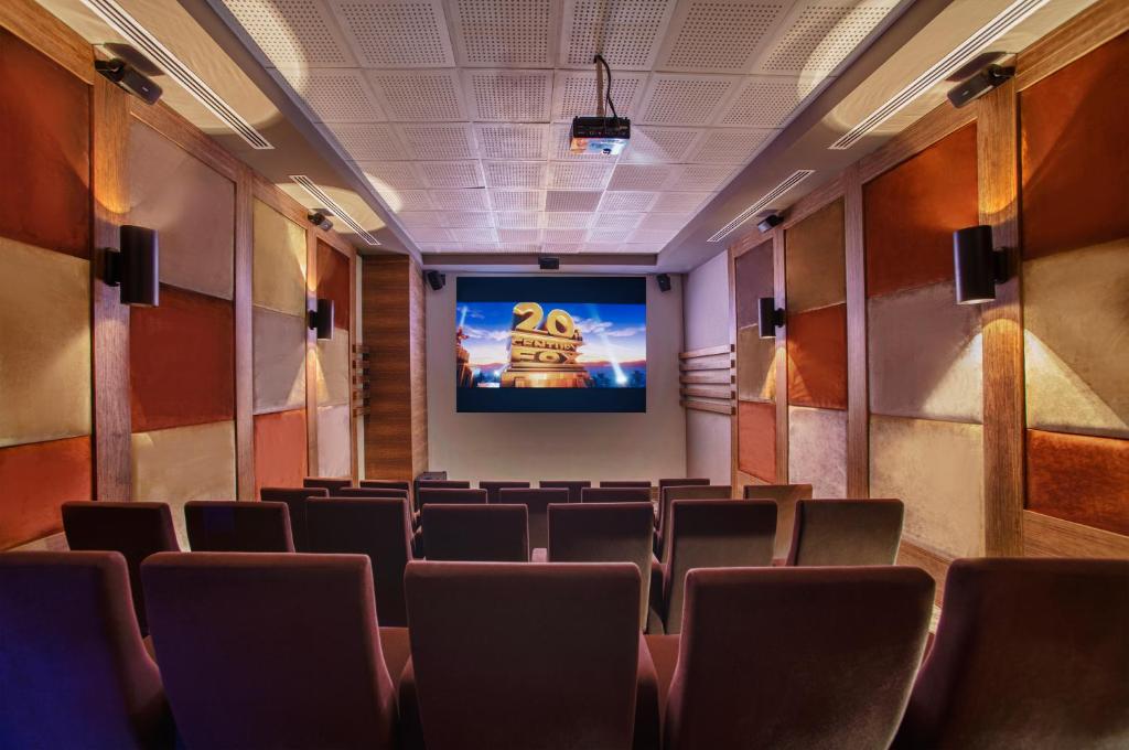 Kino zāle Aska Lara Resort & Spa ar komfortablām sēdvietām