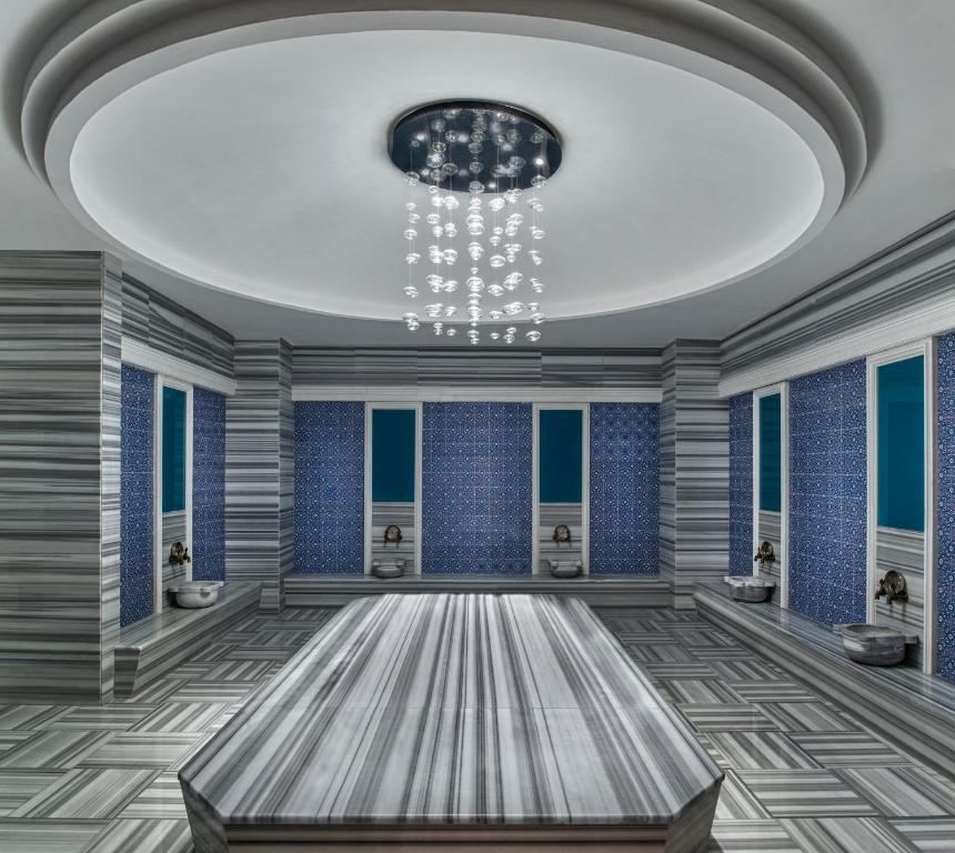 Spa telpa Aska Lara Resort & Spa, mūsdienīgs dizains ar zilu akcentu.