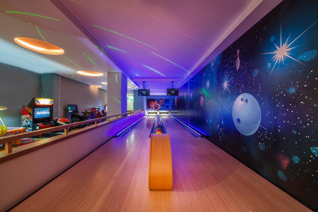 Boulings pie Aska Lara Resort & Spa ar krāsainiem gaismas efektiem.