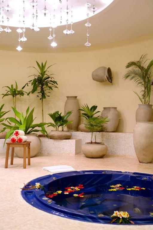 Ocean Paradise Resort & Spa iekštelpu džakuzi ar augiem.