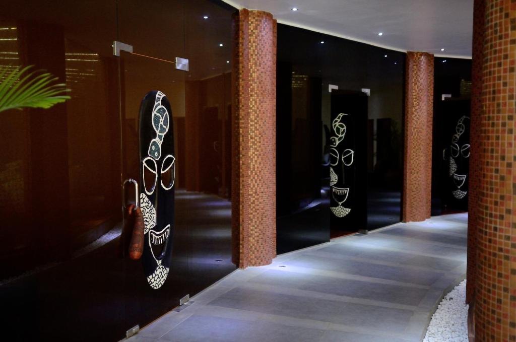 Mākslinieciska eja viesnīcā Ocean Paradise Resort & Spa.