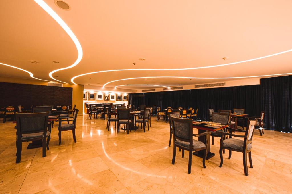 Elegants restorāns ar moderna apgaismojuma dizainu un mājīgām galdiem, radot patīkamu atmosfēru. Teritorija ir plaša un labi iekārtota, ideāli piemērota maltītēm.