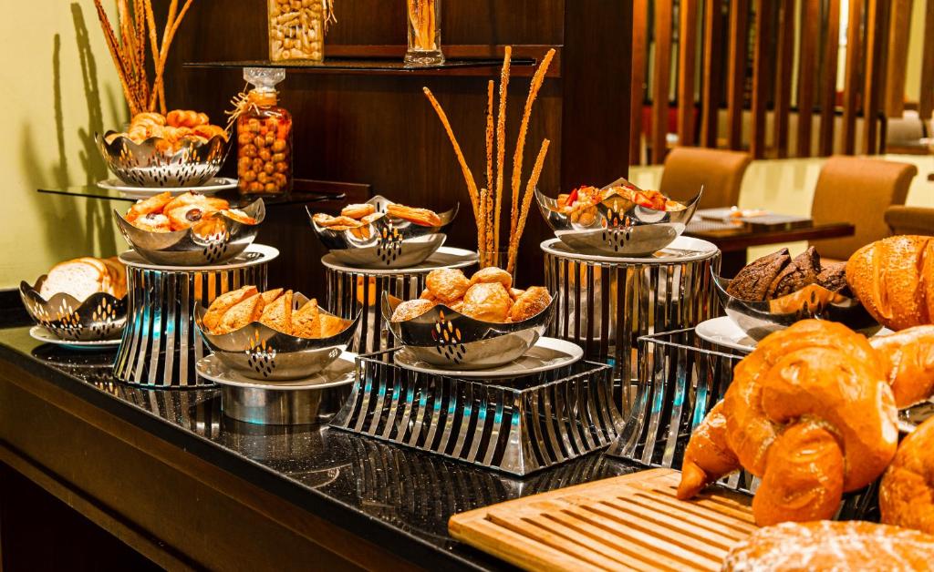 Svaigu maizes un konditorejas izstrādājumu bufete, kas izkārtota eleganti un pievilcīgi, ar dažādām maizes šķirnēm un cepumiem. Ideāla vieta brokastīm vai uzkodām.