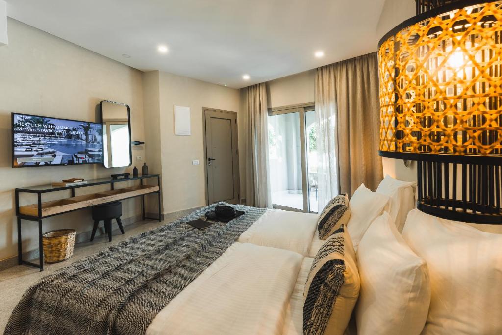 Mūsdienīgs viesnīcas numurs ar divām gultām, modernu televizoru un stilīgu apgaismojumu. Telpa ir gaiša un plaša, ar piekļuvi balkoniem un elegantu interjeru.