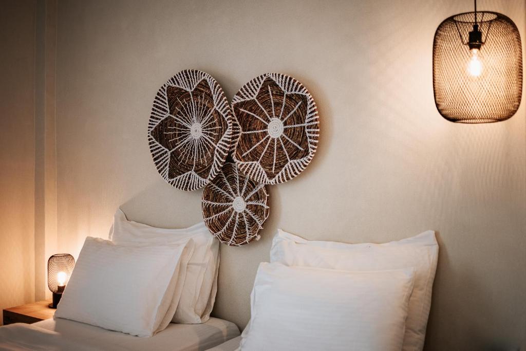 Mūsdienīgs guļamistabas interjers ar rotājumiem no vīnogulājiem, kas veidoti ziedu formās, un stilīgu gaismas ķermeni. Balkons pie gultas sniedz mājīgu un relaksējošu atmosfēru.