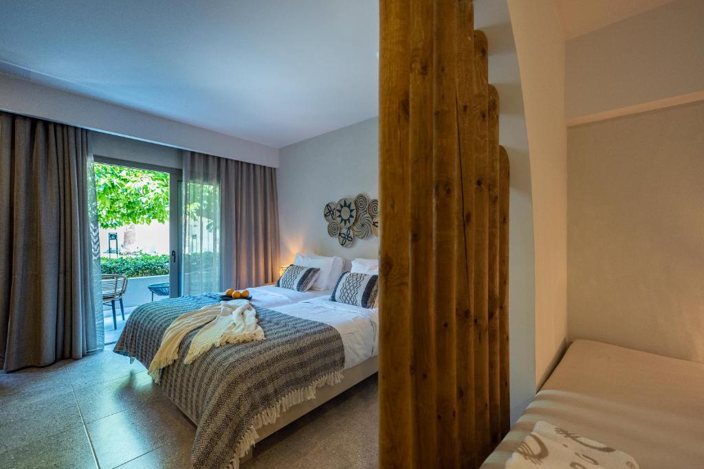 Gaiša guļamistaba ar divām gultām, dekorēta ar mūsdienīgu dizainu un dabīgām krāsām. Logi ved uz dārzu, radot relaksējošu atmosfēru.