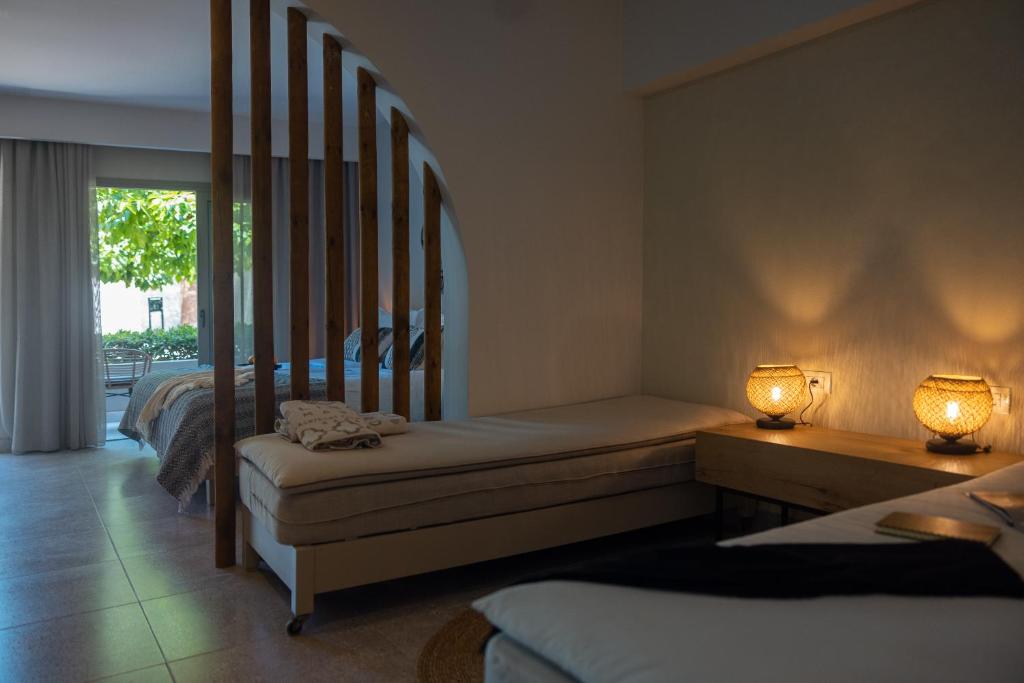 Mūsdienīgs guļamistabas interjers ar koka starpsienām, mīkstām gultām un romantiskām lampām. Logā redzama zaļa vide, kas piešķir telpai mierīgu atmosfēru.