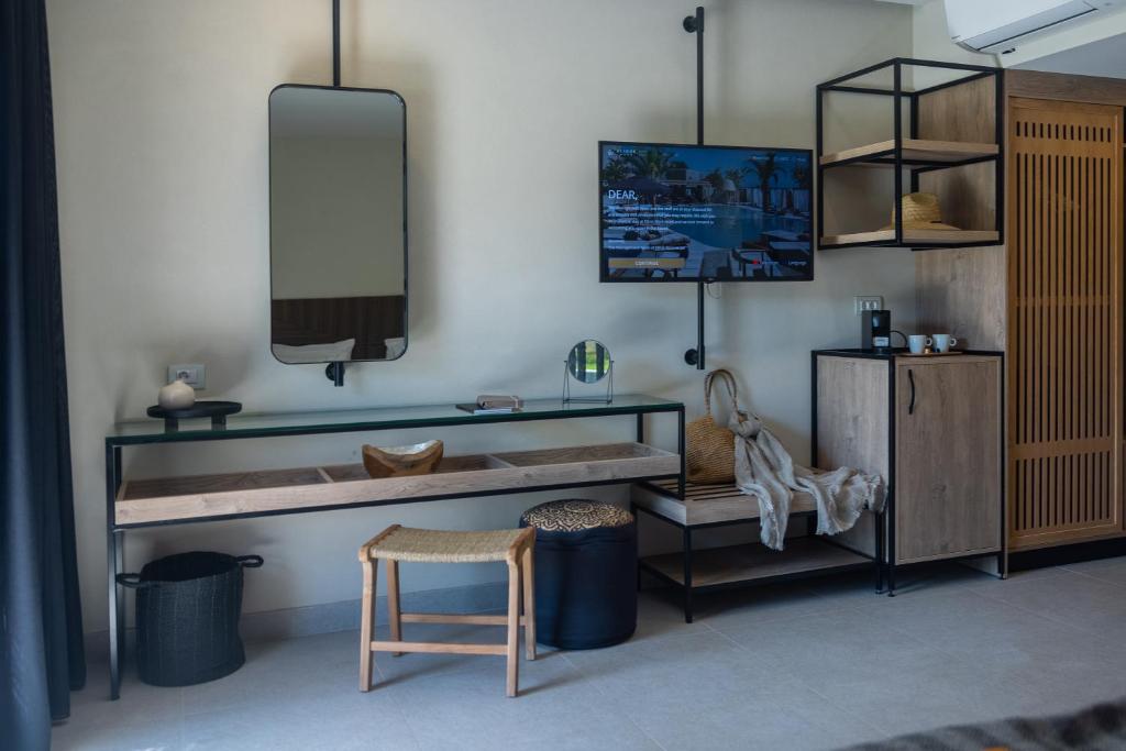 Mūsdienīgs viesnīcas numurs ar elegantu dizainu, kurā ir liels spogulis, televizors, stilīgas mēbeles un kafijas automāts. Interjerā ir izmantoti dabīgi materiāli un neitrālas krāsas.