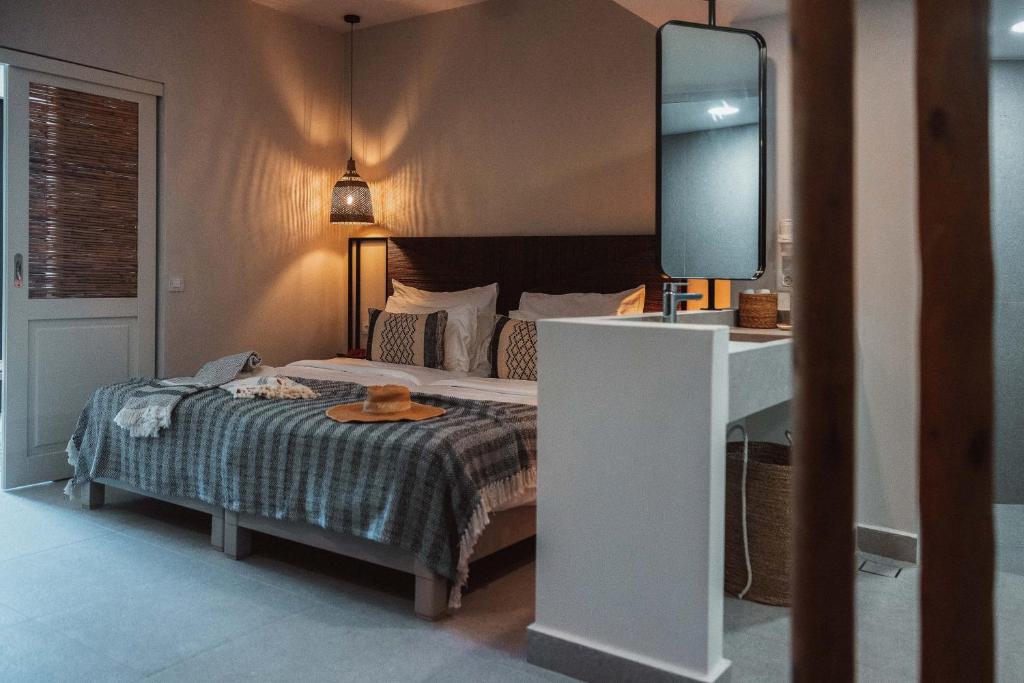 Mūsdienīgs un ērts guļamistabas interjers ar gultu, dekoratīviem spilveniem un stilīgu lampu. Telpā ir arī spogulis un minimālistiska darba virsma.