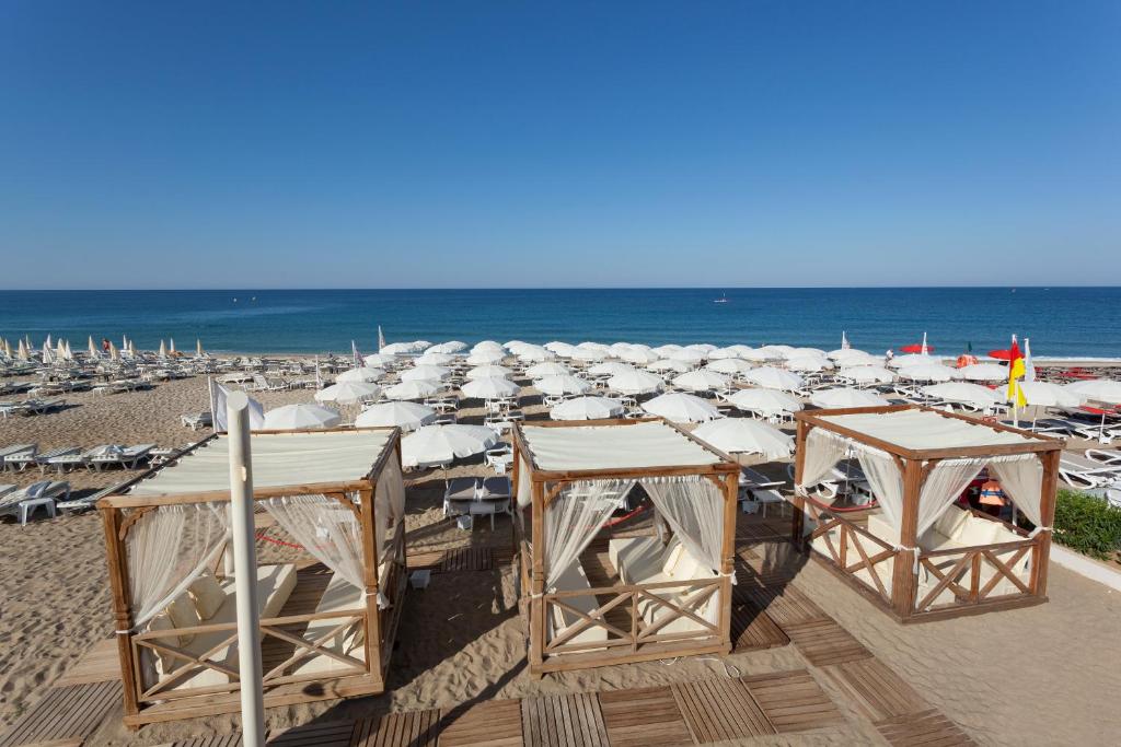 Pludmale ar sauļošanās gultām pie viesnīcas Xperia Saray Beach.