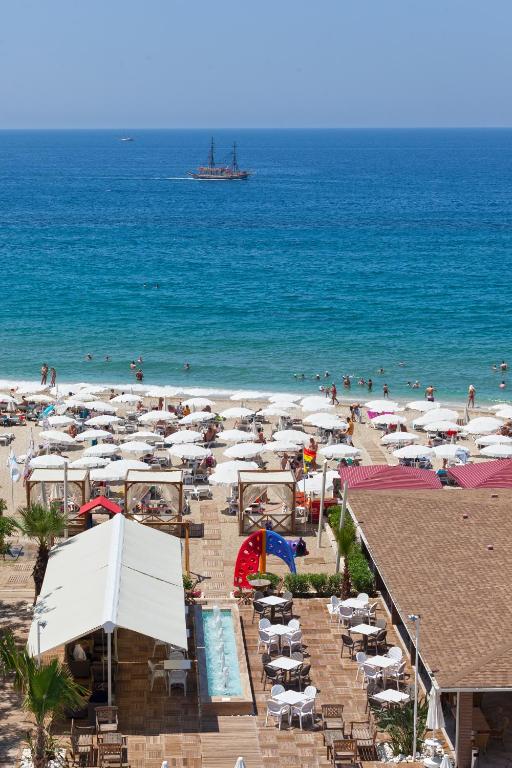 Skats no Xperia Saray Beach uz pludmali un jūru
