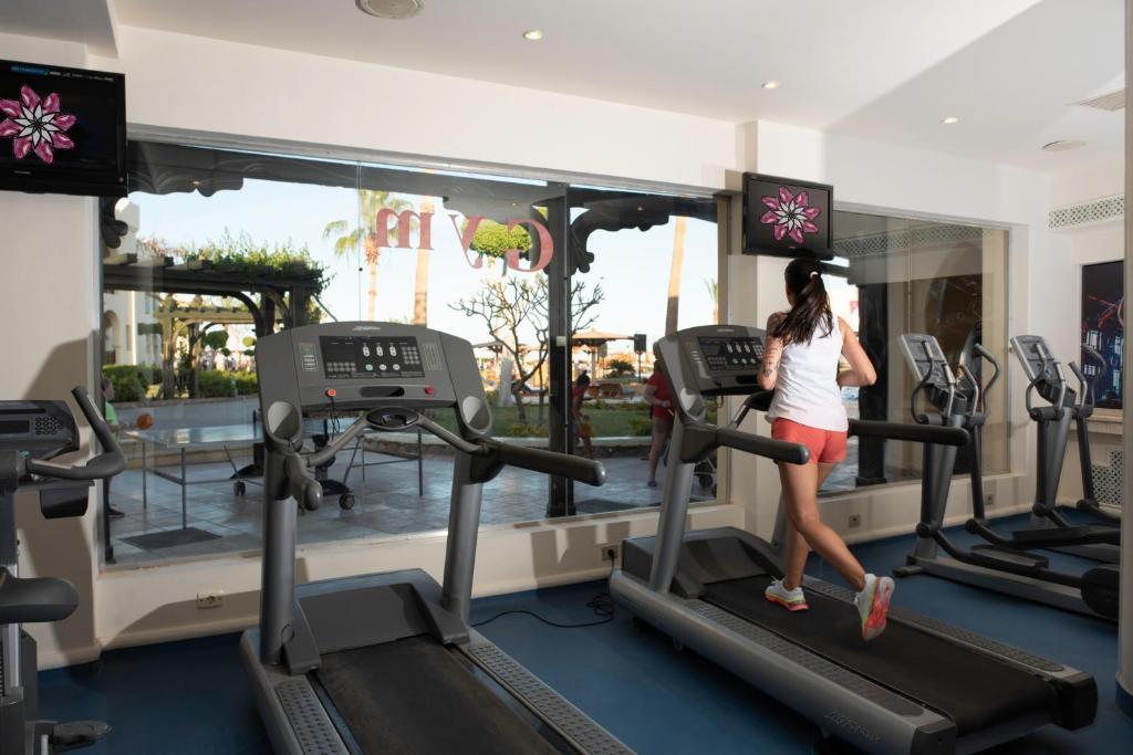 Sieviete skrien uz skrejceliņa Charmillion Club Resort sporta zālē.