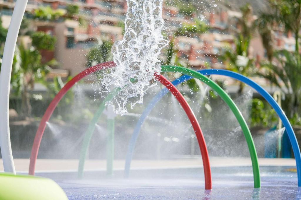 Krāsains ūdens šļakatām aprīkots rotaļu baseins ar dažādām lokām, kas izdala ūdeni. Ideāls brīvā laika pavadīšanas vieta ģimenēm un bērniem.